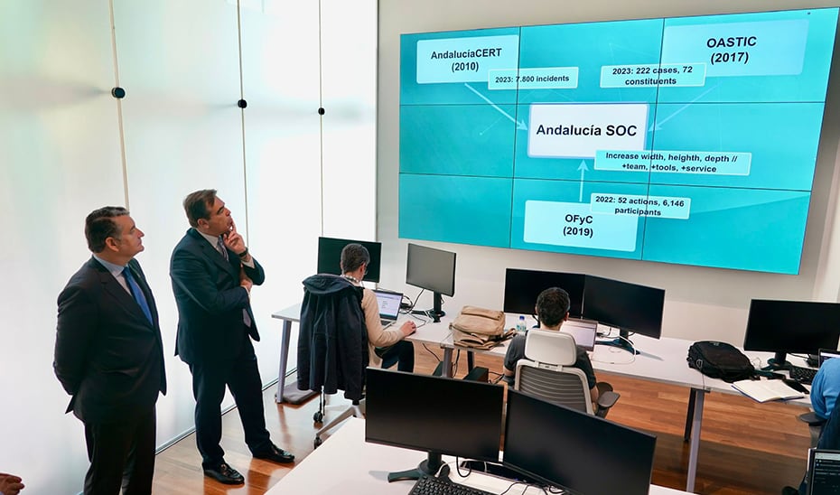 El consejero de la Presidencia, Antonio Sanz, en el Centro de Ciberseguridad de Andalucía (CIAN), en Málaga.