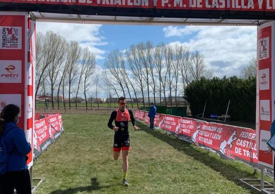 Javier García, del Triatlón Soriano, cruza la meta de Fuentespina.