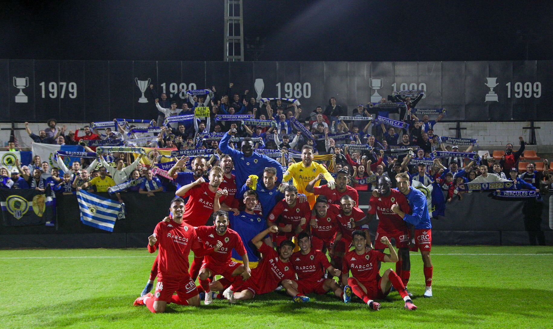 Los jugadores del Hércules celebran la victoria frente Valencia Mestalla
