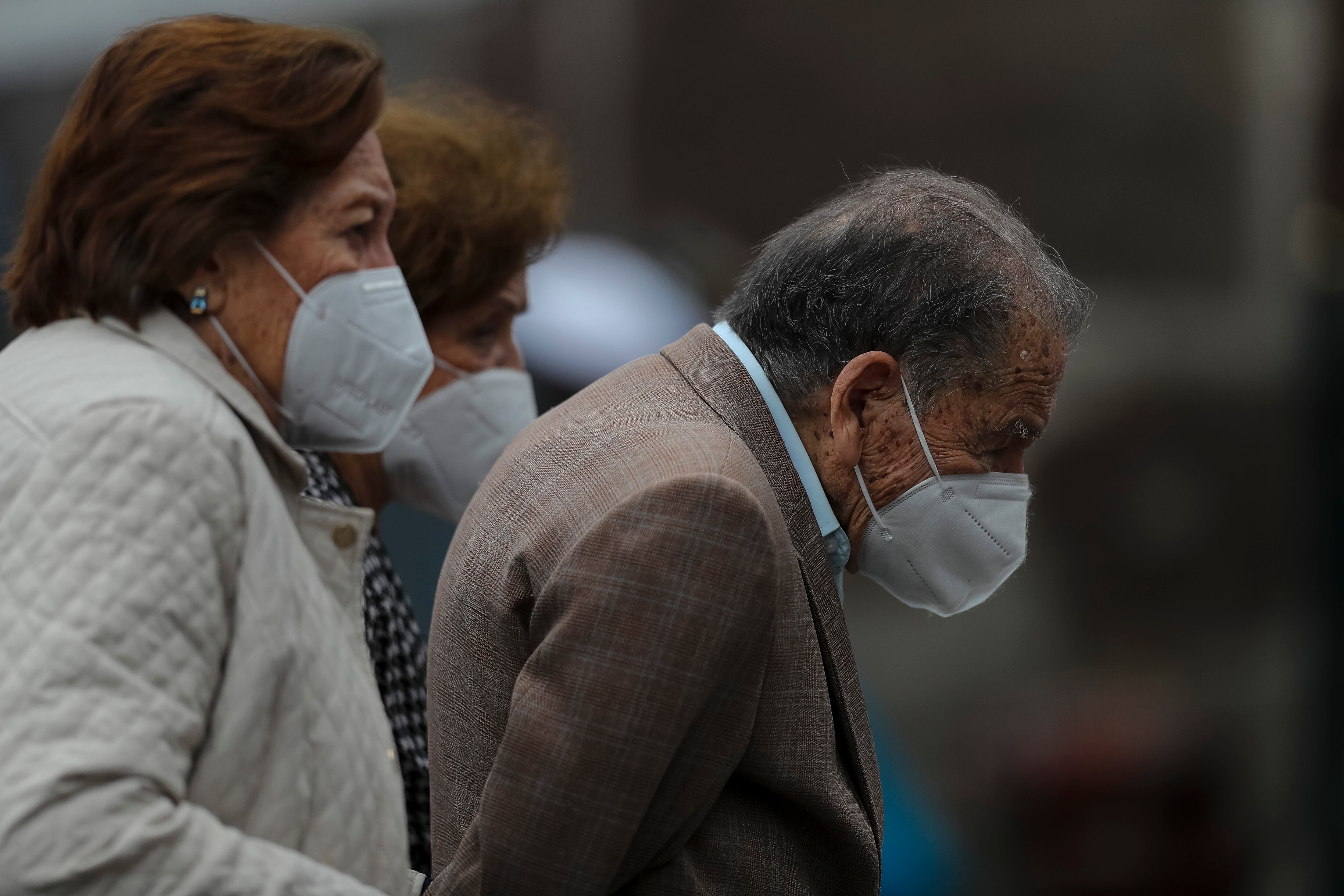 ***ACOMPAÑA CRÓNICA ECUADOR CORONAVIRUS*** QUI01. QUITO (ECUADOR), 29/04/2022.- Grupos de personas con y sin mascarillas caminan hoy, por las calles de Quito (Ecuador). Ecuador, que tuvo a Guayaquil como uno de los escenarios más dantescos de la primera ola de covid-19, vivió este viernes su primer día de eliminación de la mascarilla entre el alivio de quienes se sienten libres de no llevar tapabocas y el temor de aquellos se resisten a dejarlo por posibles nuevos rebrotes. EFE/ José Jácome
