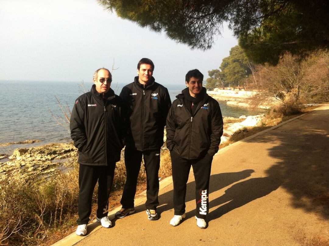 En un desplazamiento a Croacia, el expresidente del BM Aragón, Domingo Aguerri, el exentrenador, Mariano Ortega, y Óscar Mainer a la derecha 