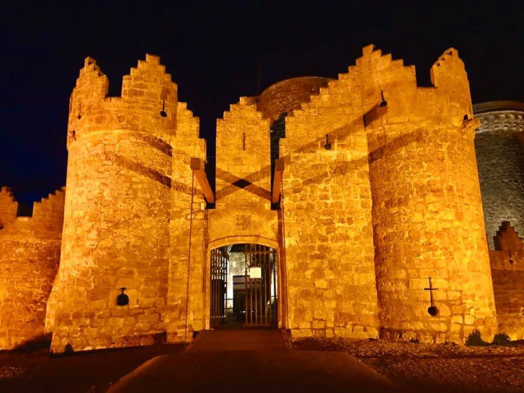 La fortaleza iluminada durante la noche 