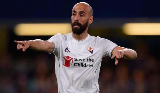 Borja Valero marca una jugada