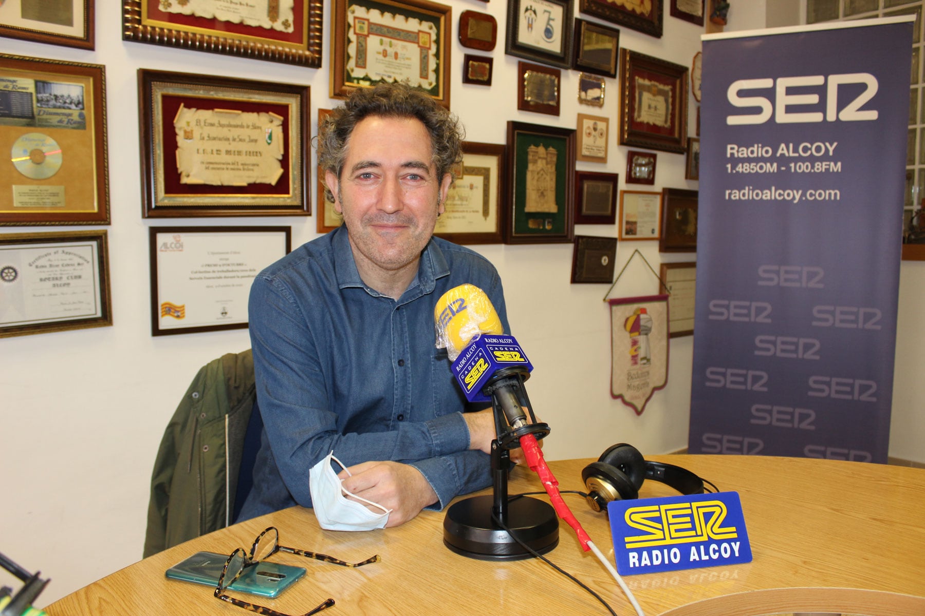 Jordi Vila, en una reciente entrevista en los estudios de Radio Alcoy