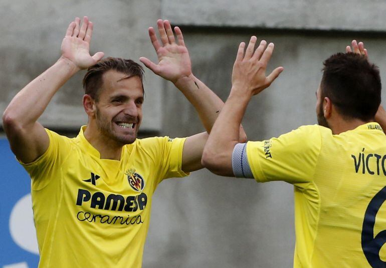 Soldado celebra su gol ante el Eibar con Víctor Ruiz.
