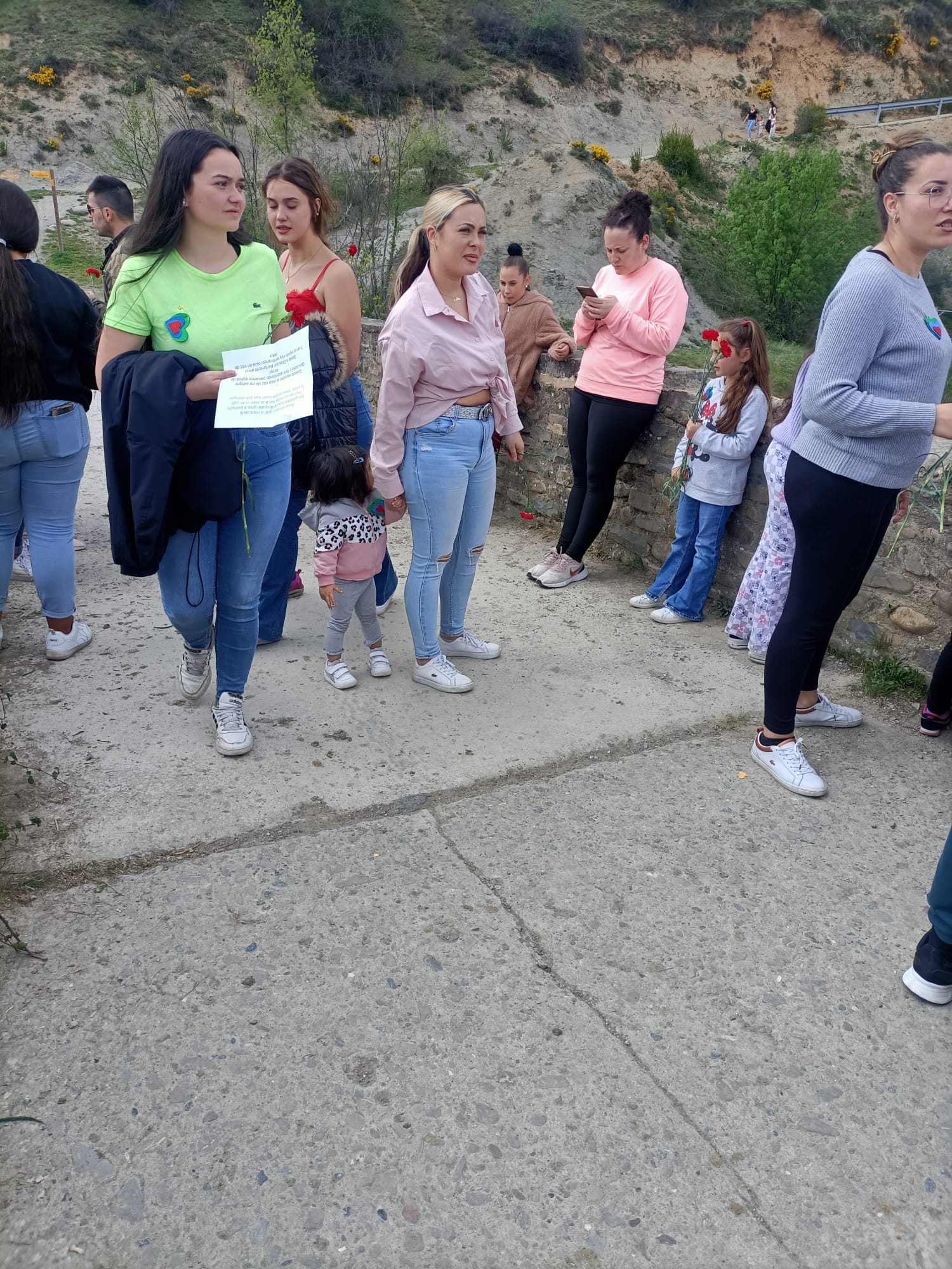 La población gitana de Jaca conmemoraba su Día Internacional lanzando claveles al río Aragón