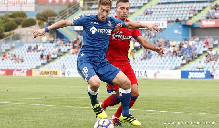 El jugador del Getafe C.F., Facundo (i), durante un lance del partido del pasado viernes ante el C.D. Numancia