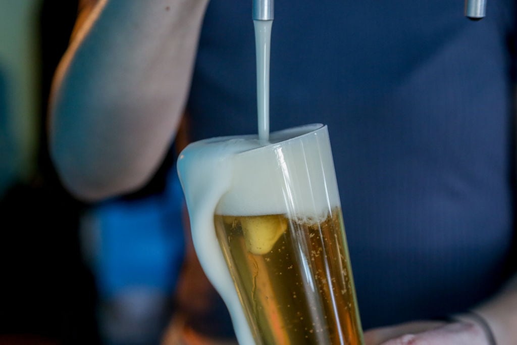 Tirando una caña en un bar de Lavapiés (Madrid).