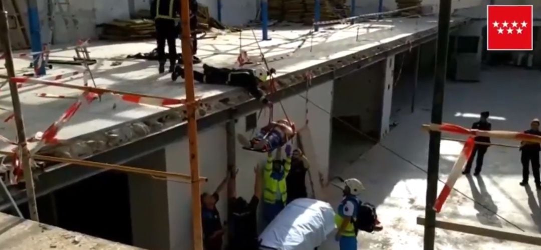 Bomberos y sanitarios bajando al trabajdor inmovilizado