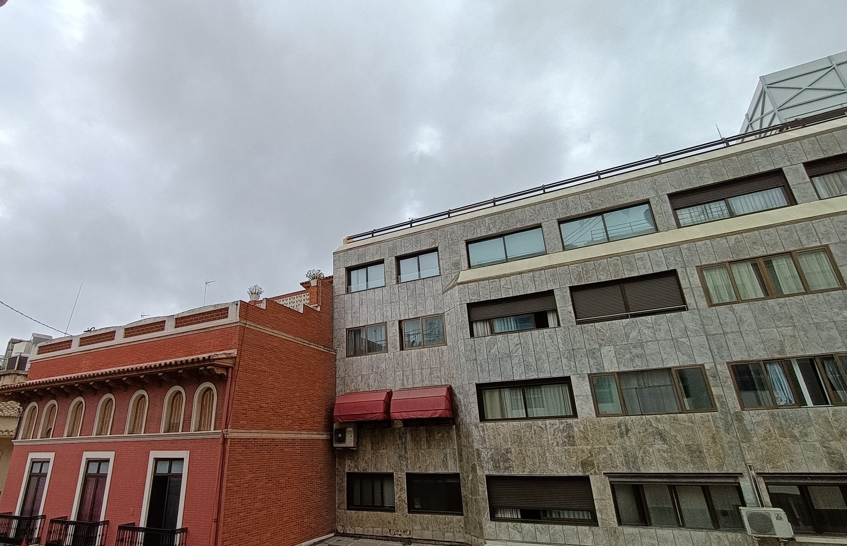València amanece con cielo cubierto y aire sahariano cargado de polvo