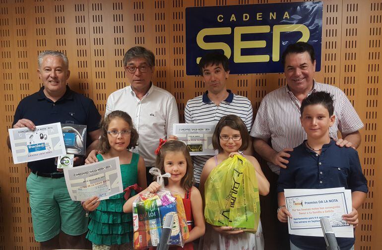 Foto de familia con los ganadores y patrocinadores de Da la Nota 2016