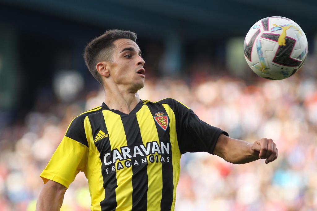 Sergio Bermejo controla un balón en el último partido jugado en Ponferrada