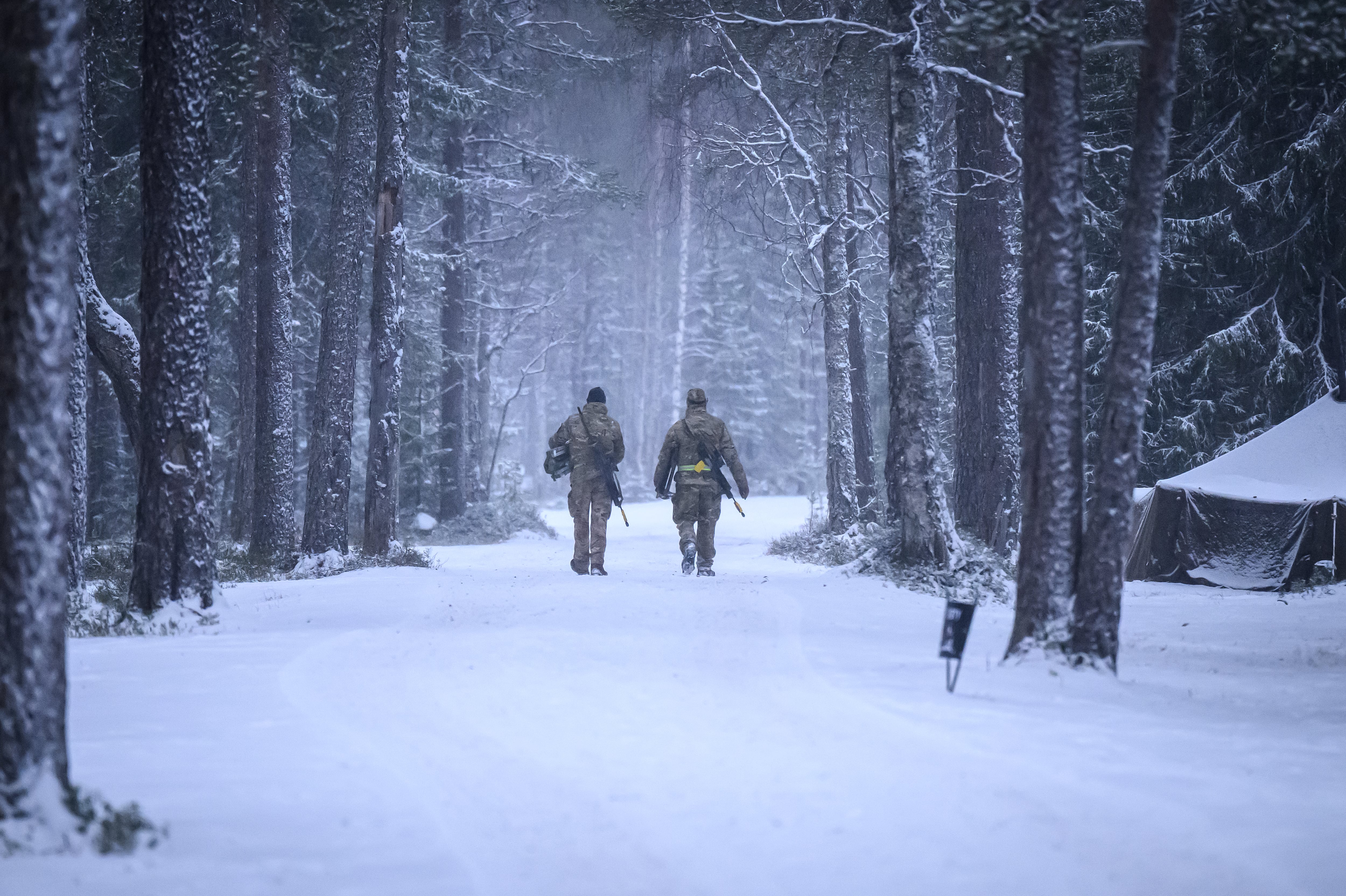 Soldados finlandeses patrullan cerca de Heinu, en el norte del país