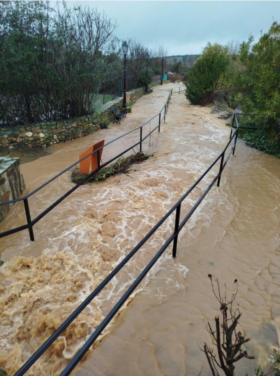 Puente inundado en Chillón