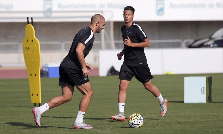 Nordin Amrabat (izq) y Hachim Mastour (der) en el entrenamiento de esta mañana