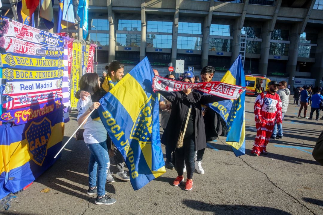 Seguidores del River Plate y del Boca Juniors celebran la final de la Copa Libertadores 2018.