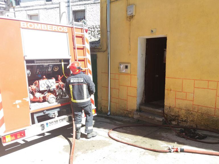 Los bomberos de Cuéllar intervienen en sofocar un incendio en la calle La Barrera