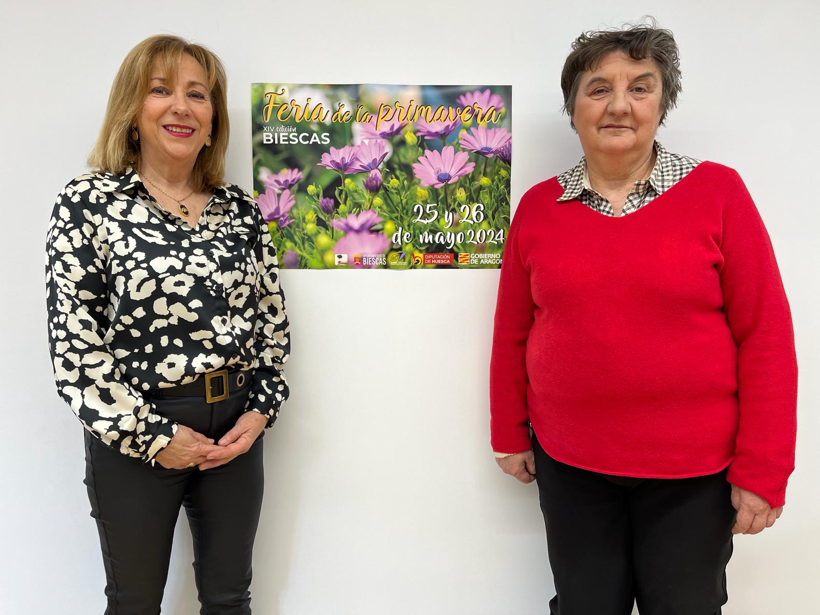 La Presidenta del comité organizador de la feria de la primavera de Biescas, Isabel Manglano, junto a Maria Antonia Fañanás, miembro del mismo, han presentado el cartel anunciador de la XIV edición de este evento.