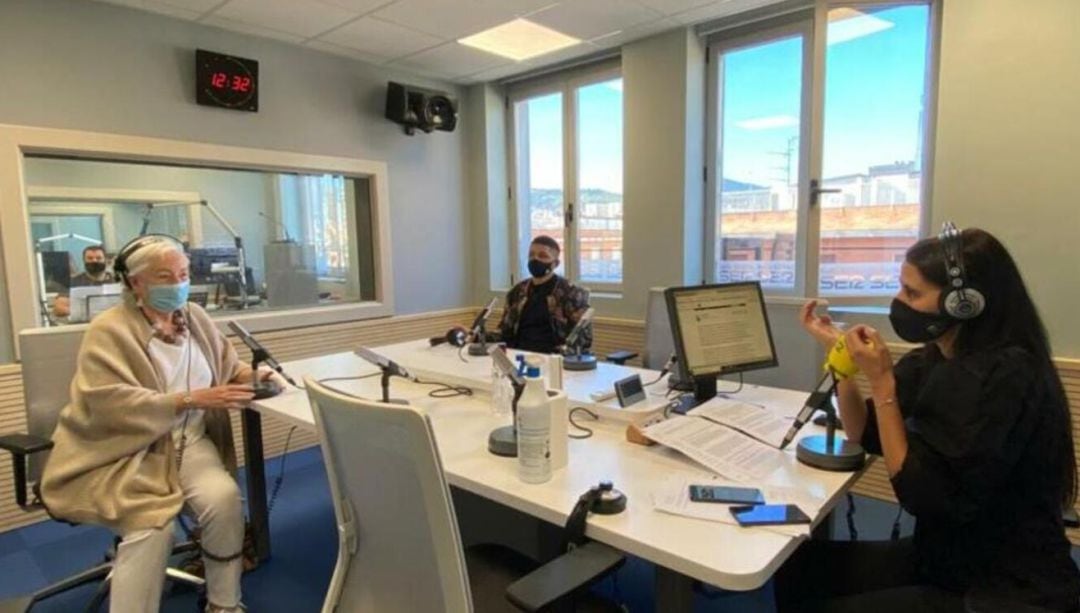 Cristian Padilla, uno de los ganadores del certamen y María Victoria Cañas, presidenta de BIAAF, conversan con la periodista en Radio Bilbao