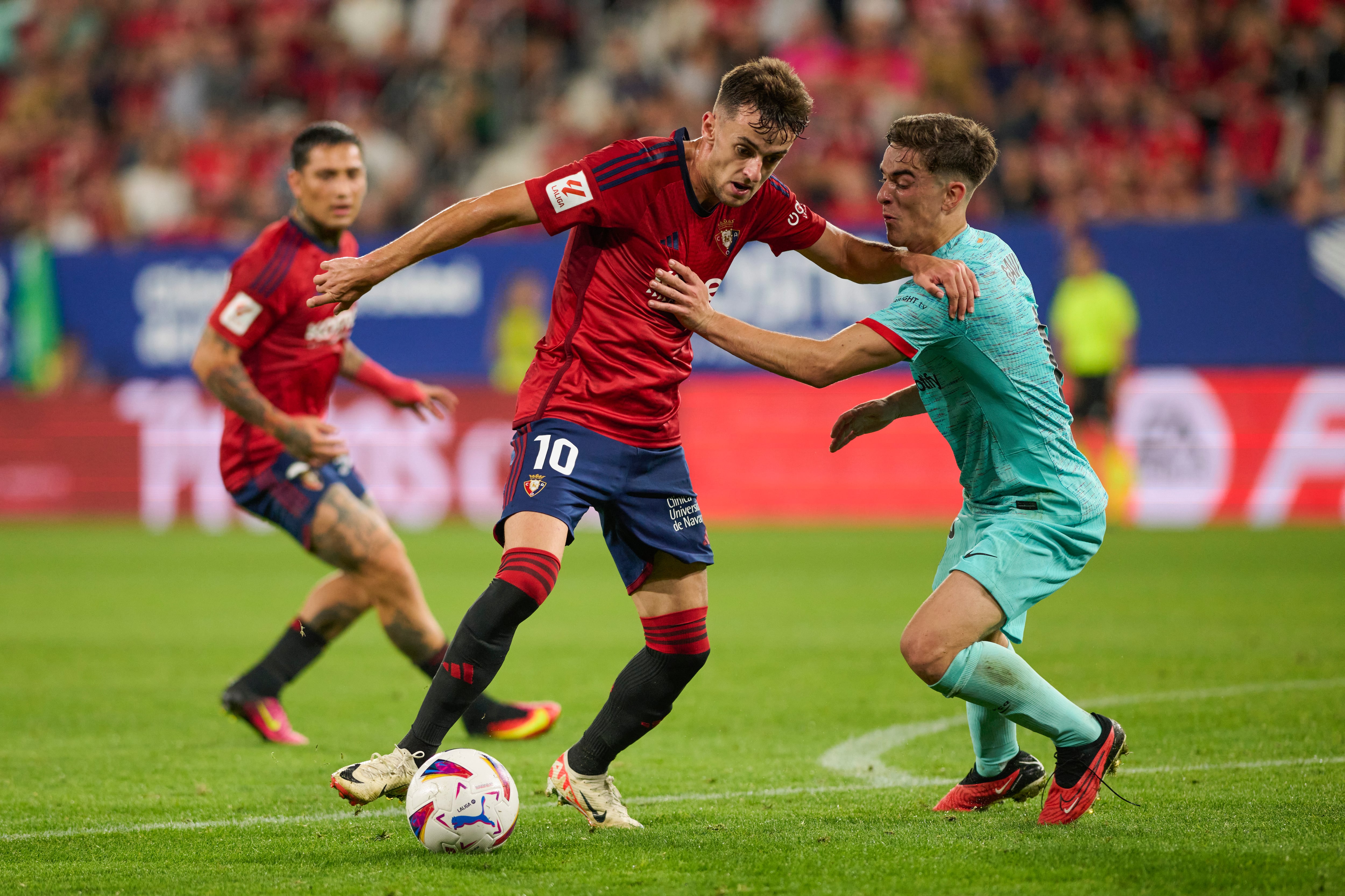 Aimar Oroz, centrocampista de Osasuna disputa un balón con Gavi, del FC Barcelona durante el encuentro correspondiente a la cuarta jornada de primera división disputado el domingo en el estadio de El Sadar, en Pamplona