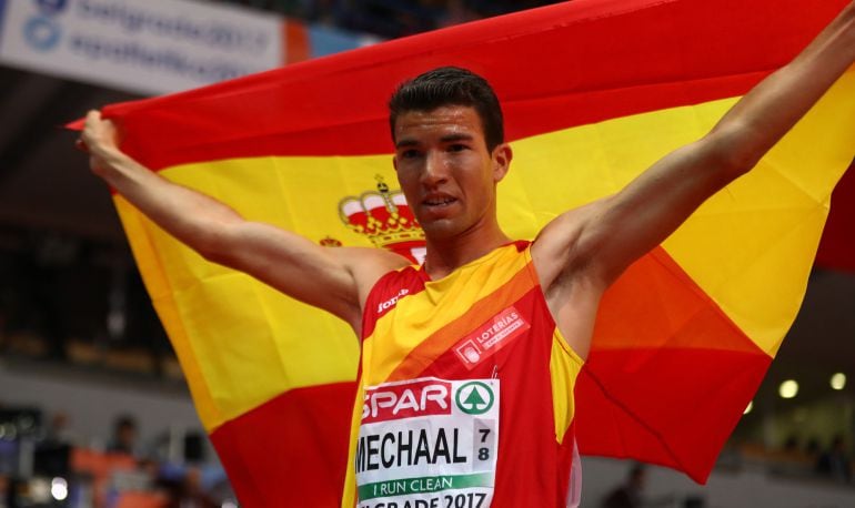 Mechaal posa con la bandera de España tras proclamarse campeón de Europa en Belgrado