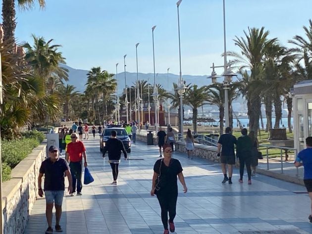 La policía en el paseo marítimo de Málaga este sábado