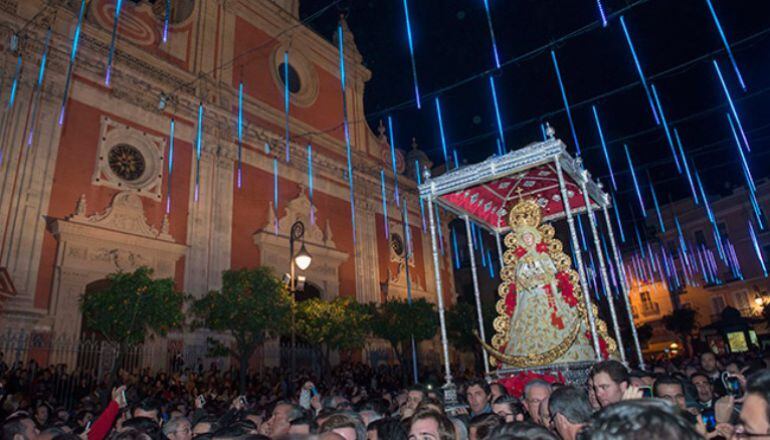 La Virgen del Rocío de la hermandad de Sevilla, bajo la iluminación navideña en la Plaza del Salvador