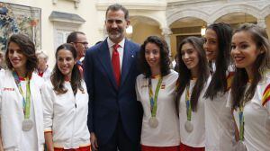 El rey Felipe VI, junto con las subcampeonas olímpicas, entre ellas Sandra Aguilar (3a por la derecha)