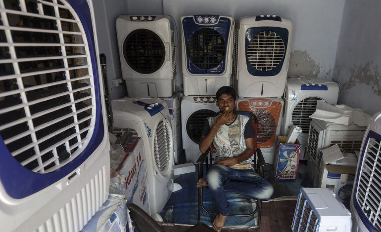 IND04 AHMEDABAD (INDIA), 28/05/2015.- Un vendedor vende aires acondicionados para combatir el calor, en Ahmedabad, India, hoy, jueves 28 de mayo de 2015. Al menos 1.150 personas han muerto durante las últimas semanas por la ola de calor que sacude los estados de Telangana y Andhra Pradesh, en el sureste de la India, según informaban los medios ayer. Durante la última semana se han disparado los termómetros en toda el país, sobre todo en la franja que cruza el país de noroeste a este, donde se han registrado temperaturas medias por encima de los 40 grados centígrados. EFE/Divyakant Solanki