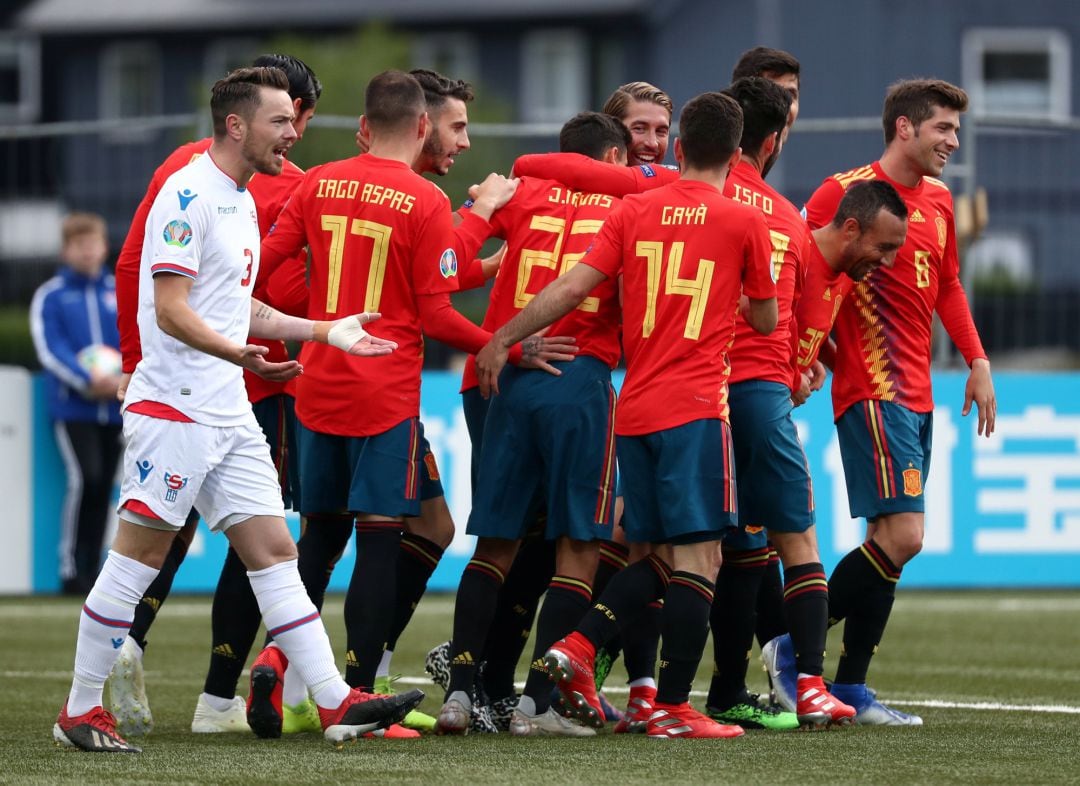 Los jugadores celebran el primer gol de Ramos. 