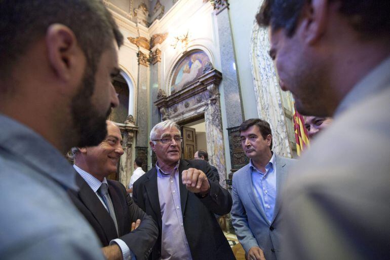 GRA171. VALENCIA, 08/07/2015.- El alcalde de Valencia, Joan Ribó (c), conversa con los portavoces de los grupos municipales tras el pleno extraordinario celebrado esta mañana. EFE/Manuel Bruque