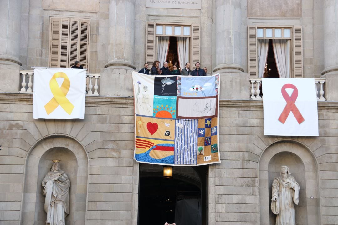 Tapissos desplegats a la plaça Sant Jaume de Barcelona amb motiu del Dia Mundial de la Sida.