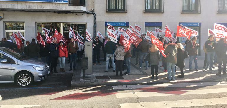 Concentración ante la sede de la Asociación Provincial de Hostelería