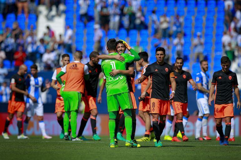 LEGATES, SPAIN - SEPTEMBER 25: Goalkeeper Diego Alves (L) of Valencia CF celebrates their victory with teammate Dani Parejo (R) after the La Liga match between CD Leganes and Valencia CF at Estadio Municipal de Butarque on September 25, 2016 in Leganes, S