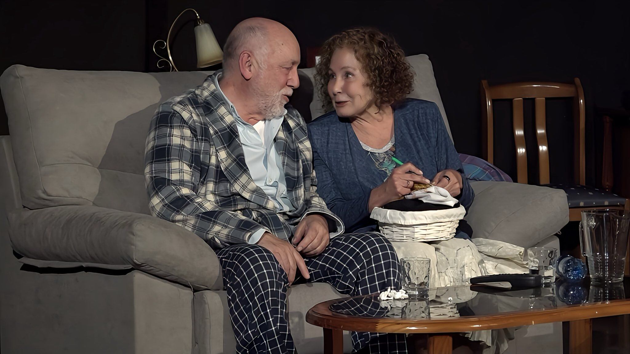 La obra se adentra en la vida cotidiana de una pareja de ancianos marcada por el paso del tiempo, la enfermedad y los recuerdos compartidos