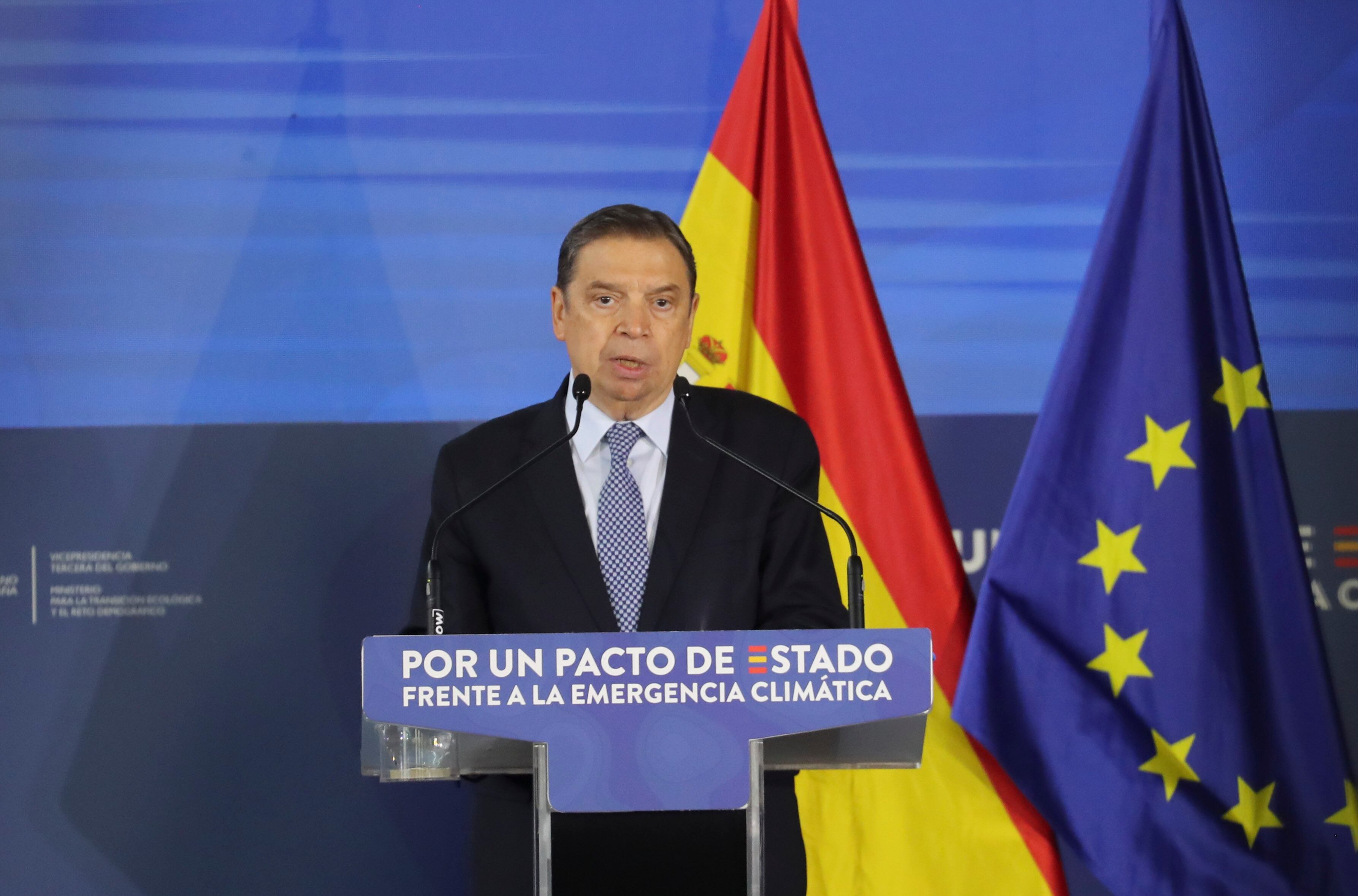 PONFERRADA (LEÓN), 13/10/2025.- El ministro de Agricultura, Luis Planas, durante su intervención en la inauguración de la convención climática que se celebrará este lunes y mañana en Ponferrada (León). EFE/ Ana F. Barredo
