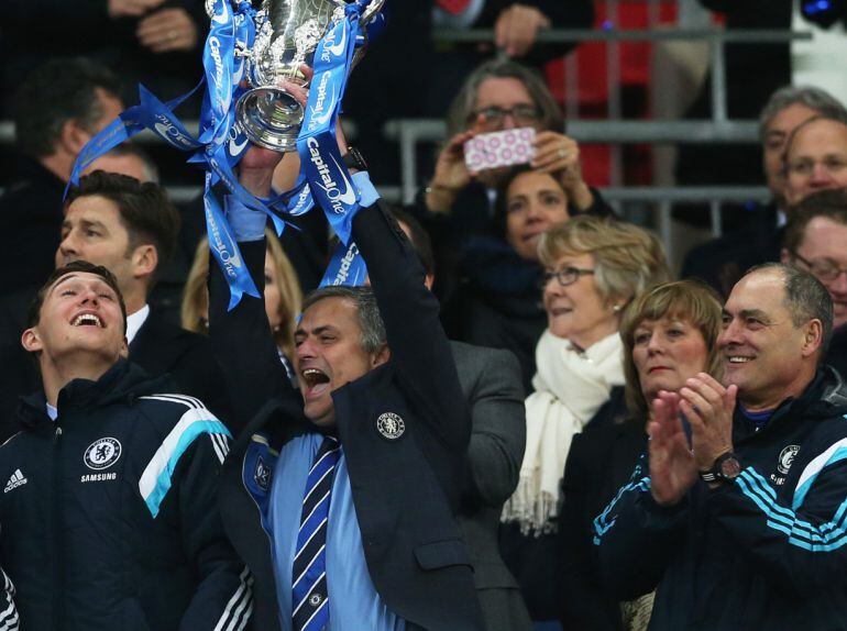 Football - Chelsea v Tottenham Hotspur - Capital One Cup Final - Wembley Stadium - 1/3/15 Chelsea manager Jose Mourinho celebrates with the Capital One Cup
 Action Images via Reuters / Matthew Childs
 Livepic
 EDITORIAL USE ONLY. No use with unauthorized