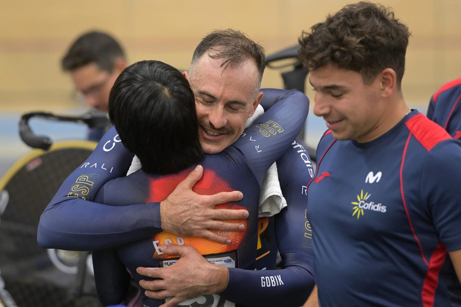 Esta imagen dice muchas cosas; entre otras, la alegría de un Jaramillo muy contento por el trabajo de todos en la Selección Española.