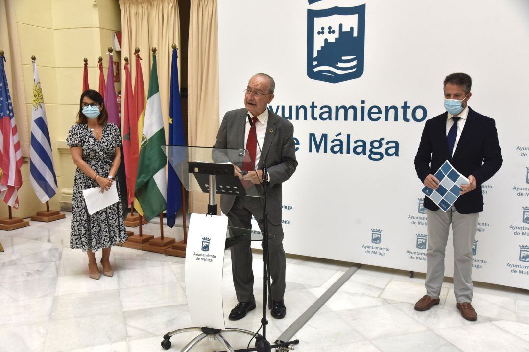 Rueda de prensa posterior a la Junta de Gobierno Local. En el centro el alcalde de Málaga, Francisco de la Torre, a la derecha, el Delegado de Economía y Hacienda, Carlos Conde. A la izquierda, la portavoz del equipo de Gobierno Municipal, Susana Carillo