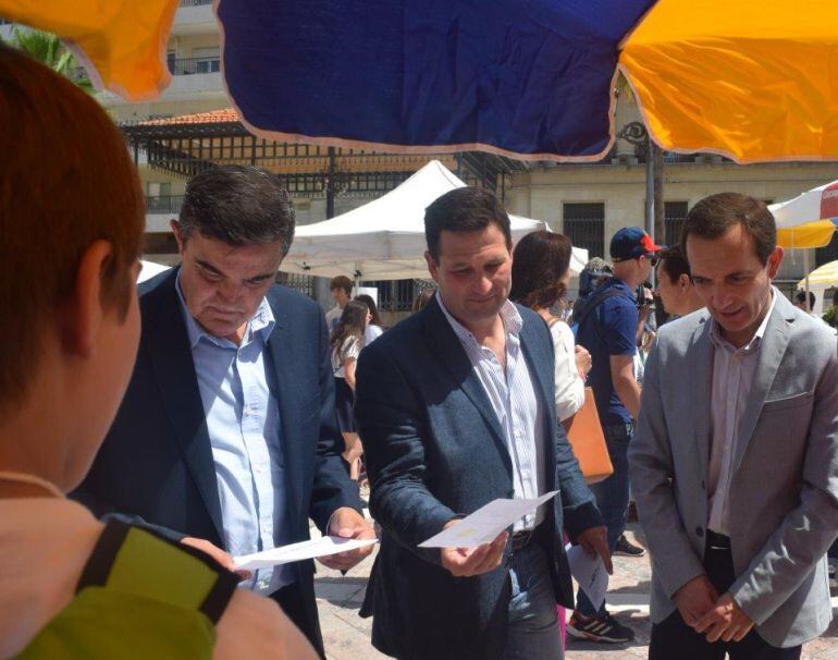 Manuel Ceada (drcha.) participa en la Feria del Emprendimiento de Huelva, junto al delegado de Educación, Vicente Zarza, y al diputado provincial, Ezequiel Ruiz. 