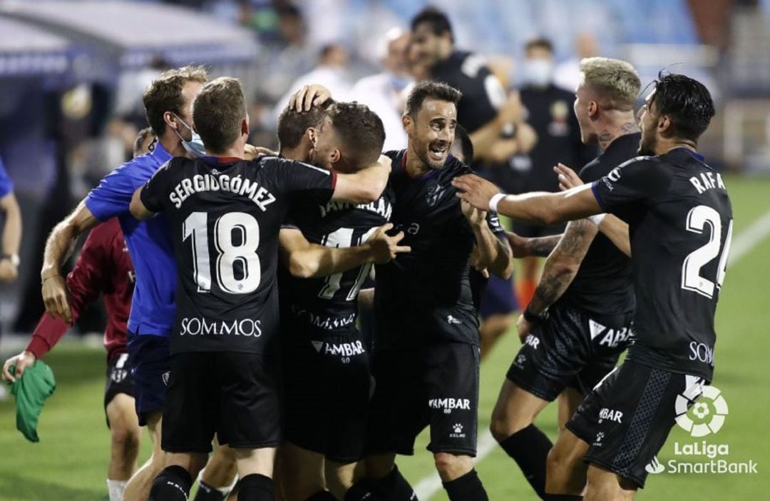 Los jugadores del Huesca celebran el gol de Galán en el minuto 95