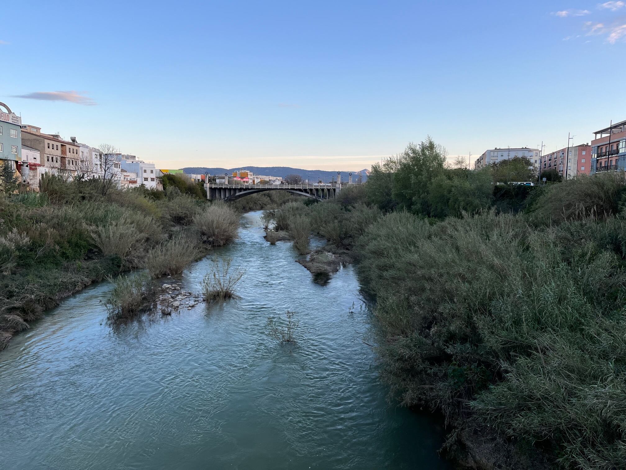 Río Serpis totalmente lleno a su paso por Gandia por las lluvia de marzo