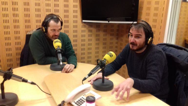 José Mari Goenaga y Aitor Arregi, guionista y director de Handia, en un momento de la entrevista en `Hoy por Hoy San Sebastián´