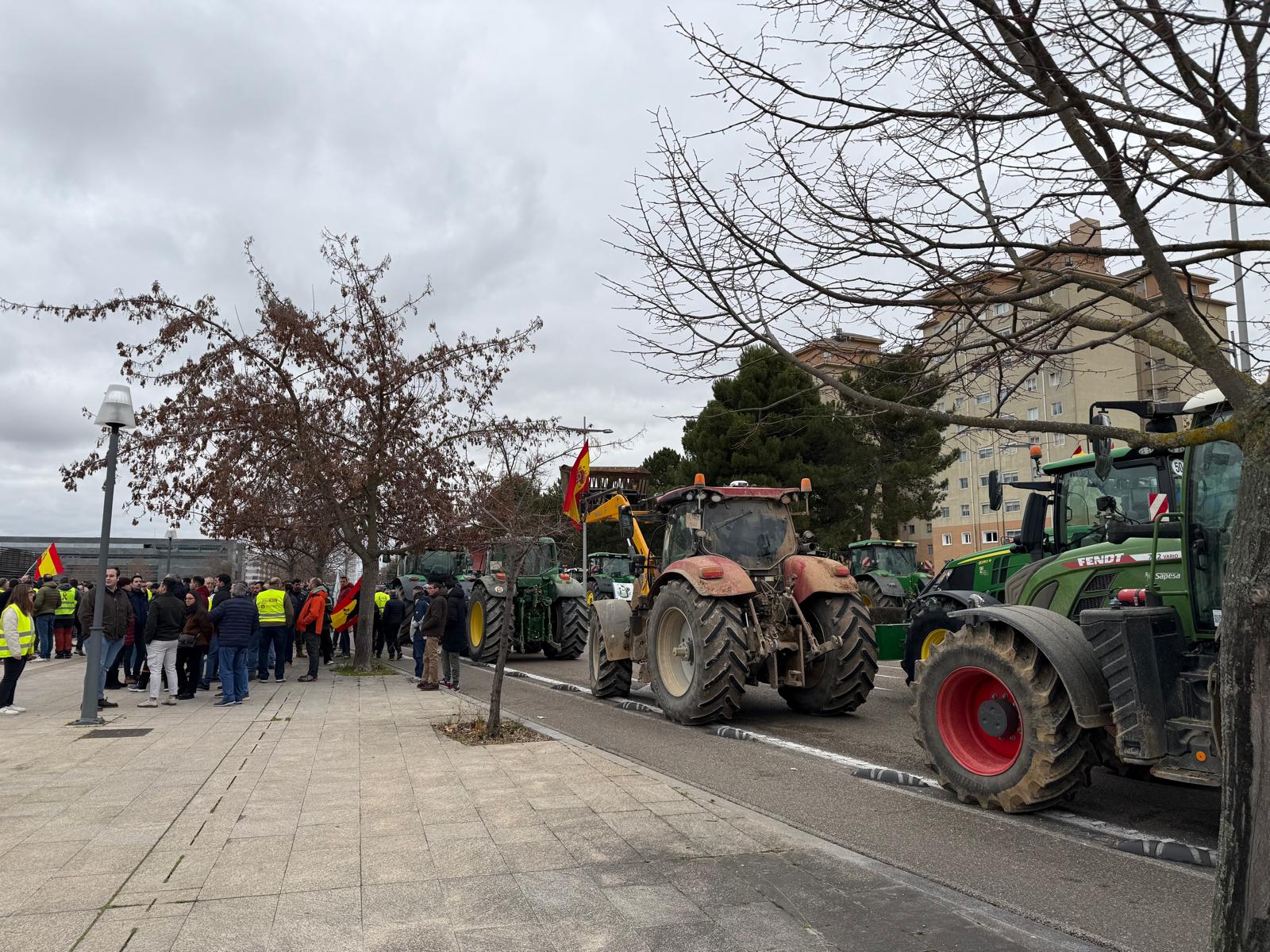 El campo de Castilla y León grita "¡Basta ya!" ante el acuerdo de Europa con Mercosur: "Nos van a terminar de hundir en la miseria" | Cadena SER