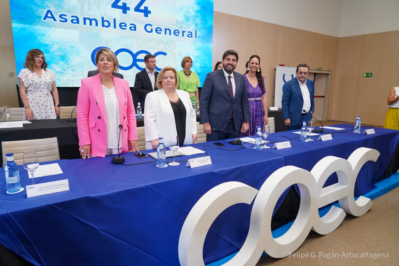 En primer plano y de izquierda a derecha: Noelia Arroyo, alcaldesa de Cartagena; Ana Correa, presidenta de COEC; Fernando López Miras, presidente autonómico en funciones; Juana María Martínez, alcaldesa de Fuente Álamo; y José María Albarracín, presidente de CROEM