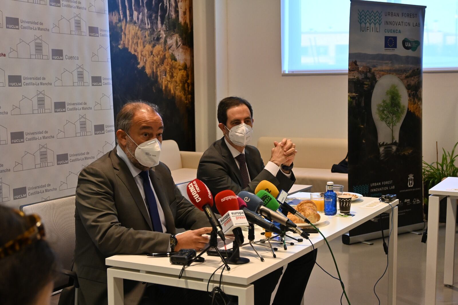 Julián Garde, rector de la UCLM, y César Sánchez, vicerrector del campus de Cuenca