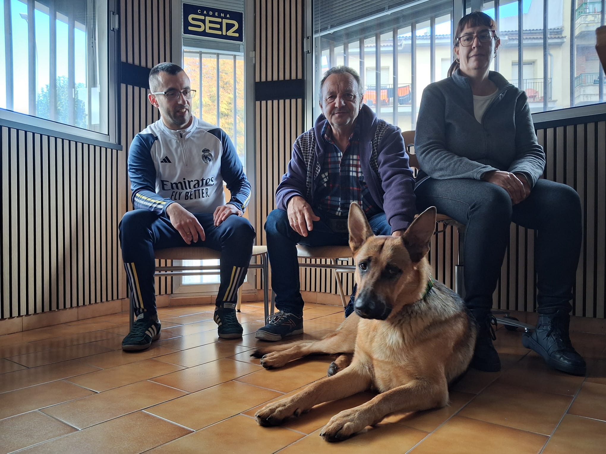 Dina, perra especializada en la búsqueda de personas desaparecidas, junto a Albano, Pedro e Isabel miembros de la Agrupación de Protección Civil de Cuéllar