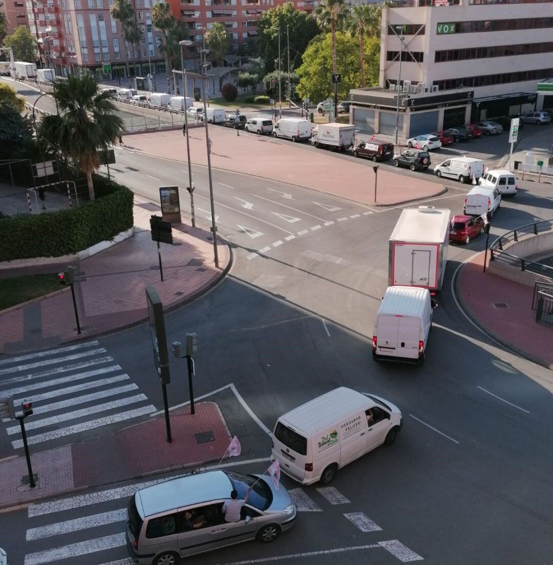 Imagen de la manifestación protagonizada por los vendedores ambulantesa bordo de vehículos por las calles de Murcia