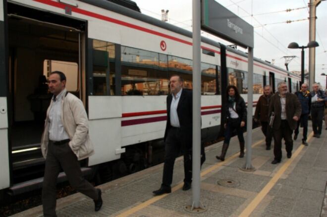 Usuaris procedents de Reus i Vila-seca després de baixar del tren a Tarragona