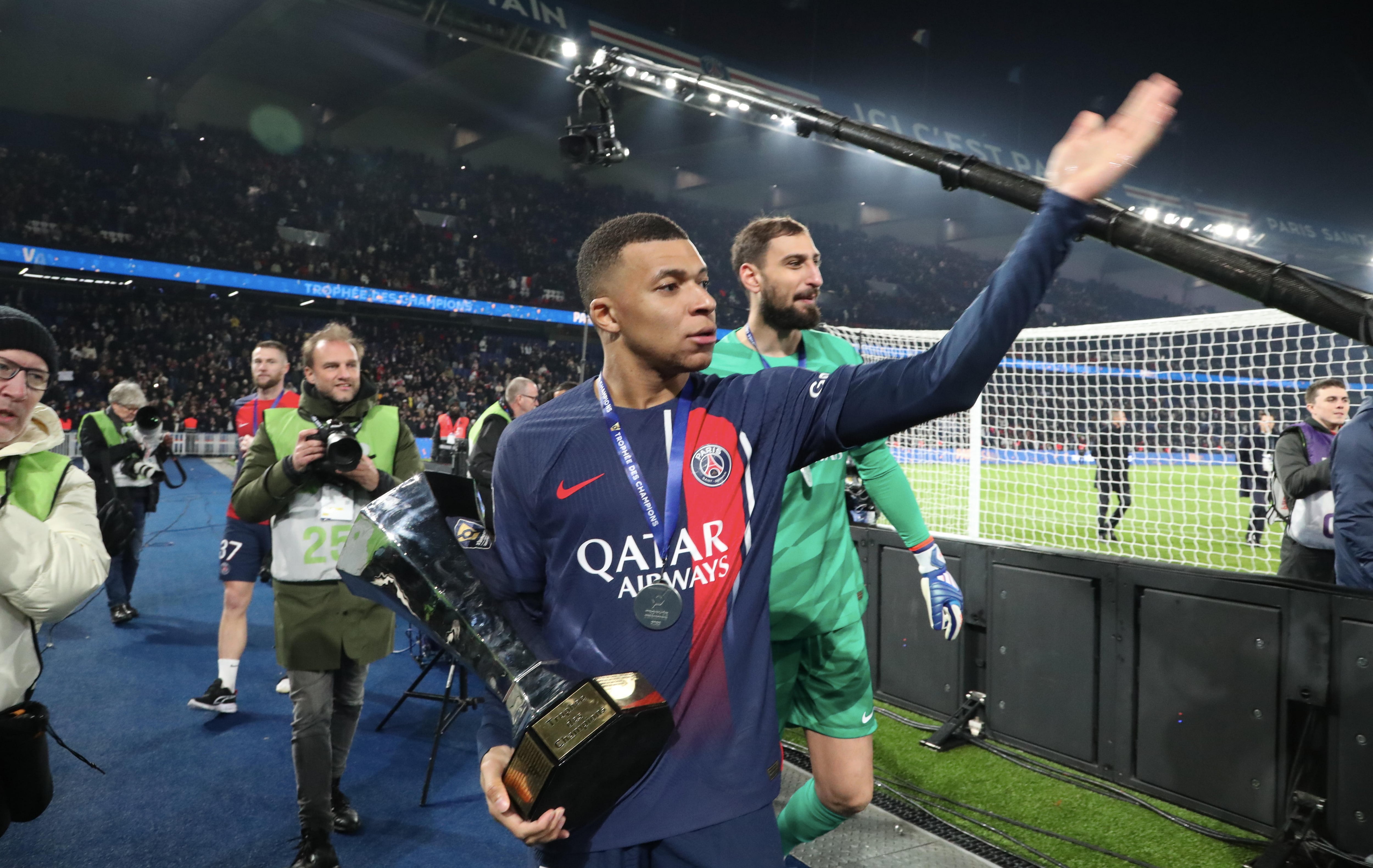 Kylian Mbappe celebra la victoria del PSG en la Supercopa de Francia. (Xavier Laine/Getty Images)